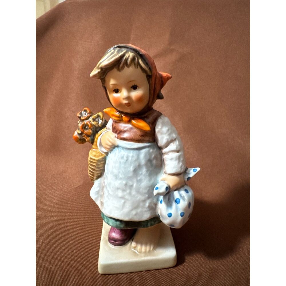 Goebel Hummel Weary Wanderer Girl 1 Shoe Figurine